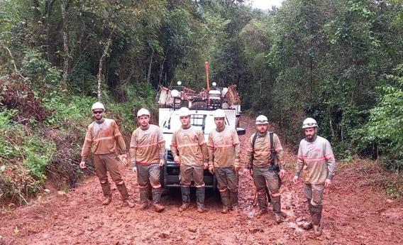 eletricistas com caminhão na lama